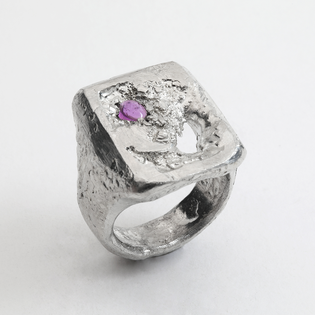 Ring shinny purple stone amethyst