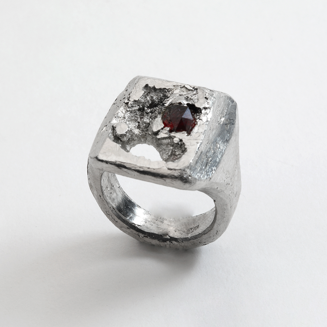 Ring Rough Shiny red stone garnet